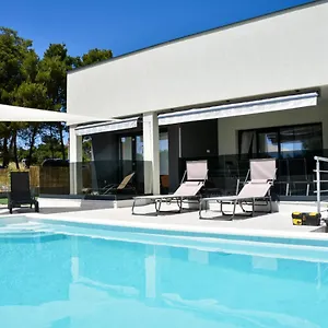 Villa Sportiva With Private Heated Pool, Zadar
